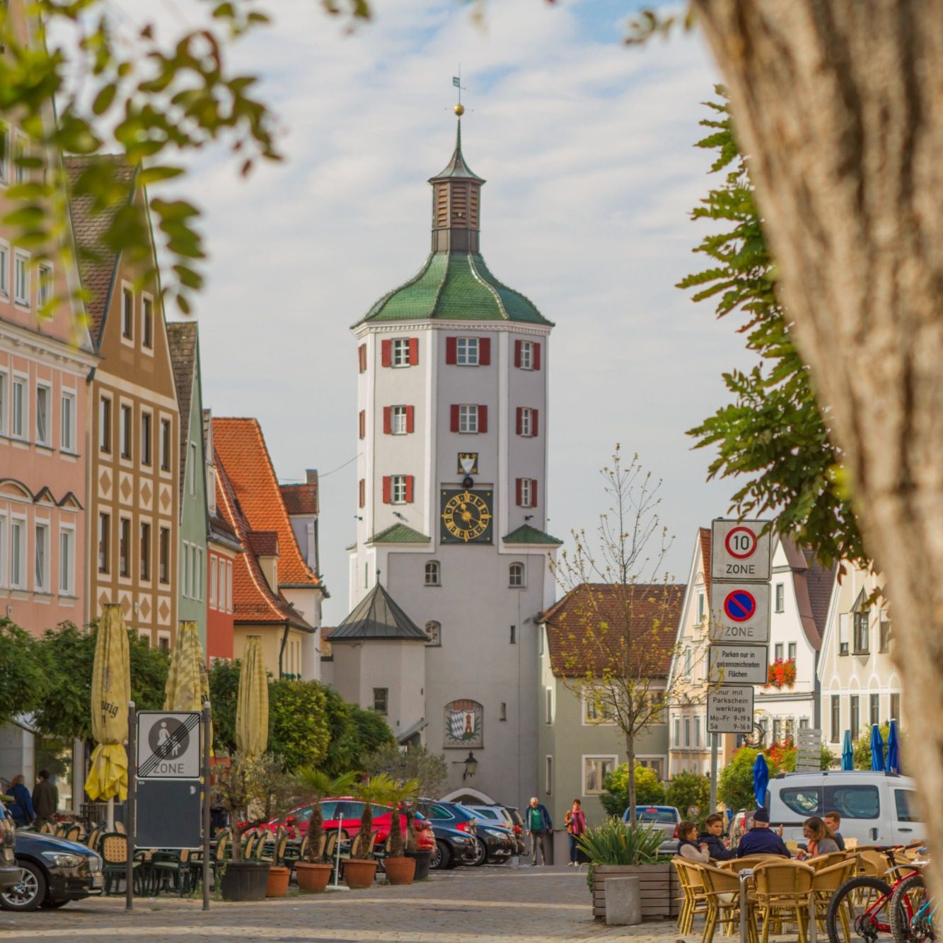 Günzburg punktet nicht nur mit der FERTIGHAUSWELT GÜNZBURG, der Nähe zum LEGOLAND® und dem PEPPA PIG PARK®, sondern ist der ideale Ausgangspunkt für Ihren Familien- oder Städteurlaub in Bayern: eine mittelalterliche Innenstadt mit vielen historischen Sehenswürdigkeiten, eine attraktive Fußgängerzone mit mediterranem Flair, lohnende Ausflugsziele in die bayerisch-schwäbische Umgebung und sympathische Menschen warten auf Sie.