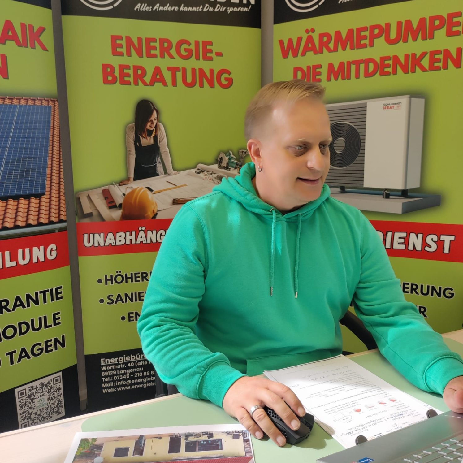 Michael Pelzer, Energieberater, Energiebüro Schwaben Energieberater Michael Pelzer berät in seinem Büro zu Energiefragen.