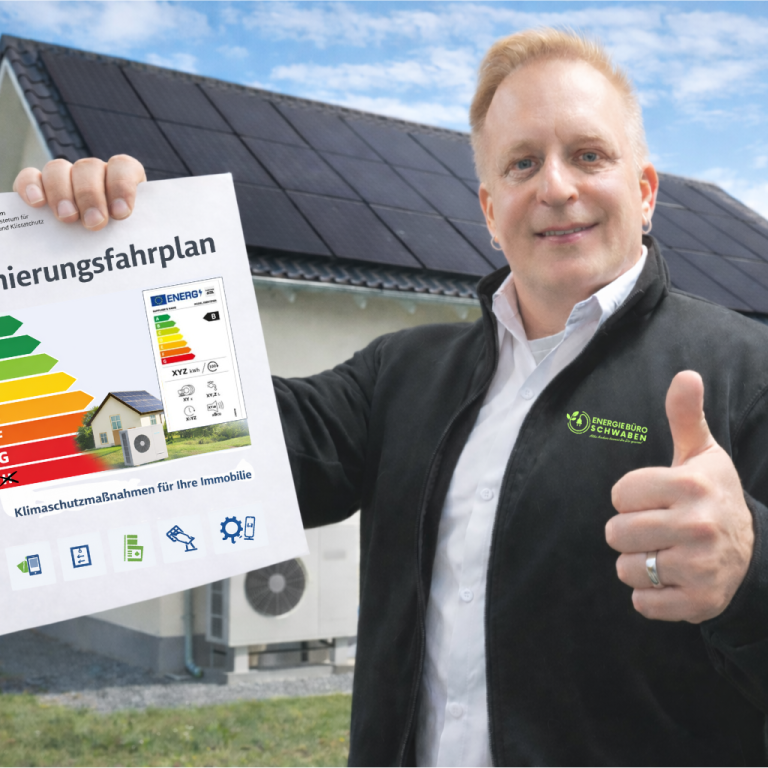Energieberater Michael Pelzer mit Daumen hoch zeigt einen Energieeffizienzplan vor einem Solardach.