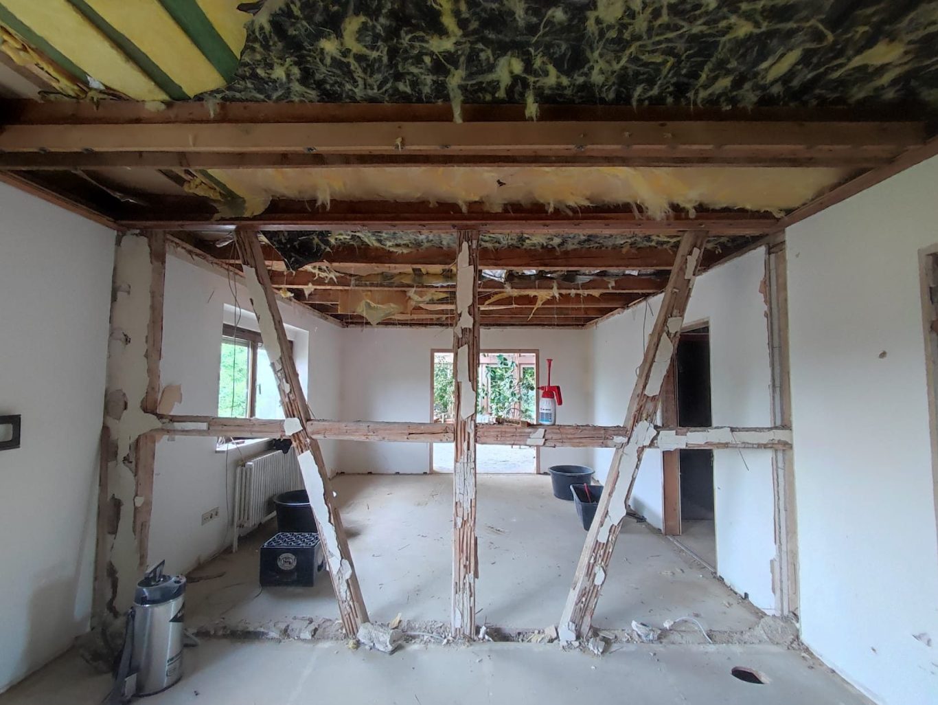 sanierungsbedürftiger Altbau mit freigelegten Fachwerk-Balken zur Vergrößerung des Wohnraums