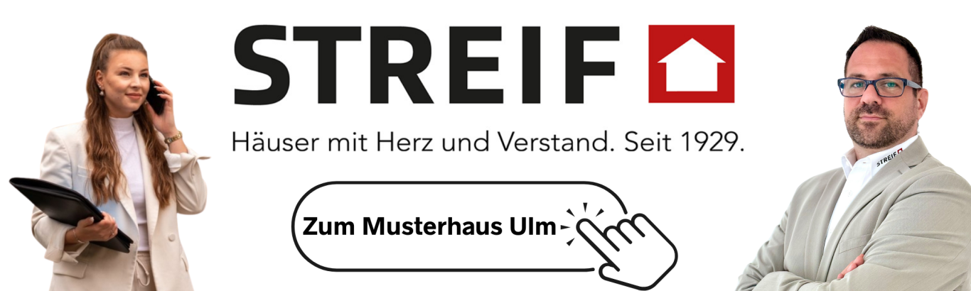 Zwei Personen, eine Frau am Telefon, ein Mann mit Brille, im Hintergrund das Firmenlogo.